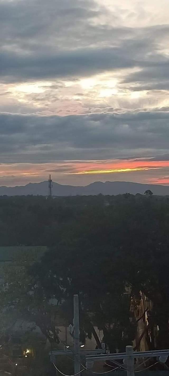 Happy Stays A - Sunset View At Smdc Hope Residences Trece Martires Bagian luar foto
