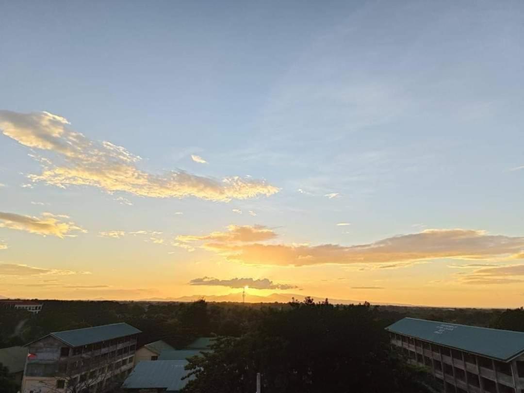 Happy Stays A - Sunset View At Smdc Hope Residences Trece Martires Bagian luar foto